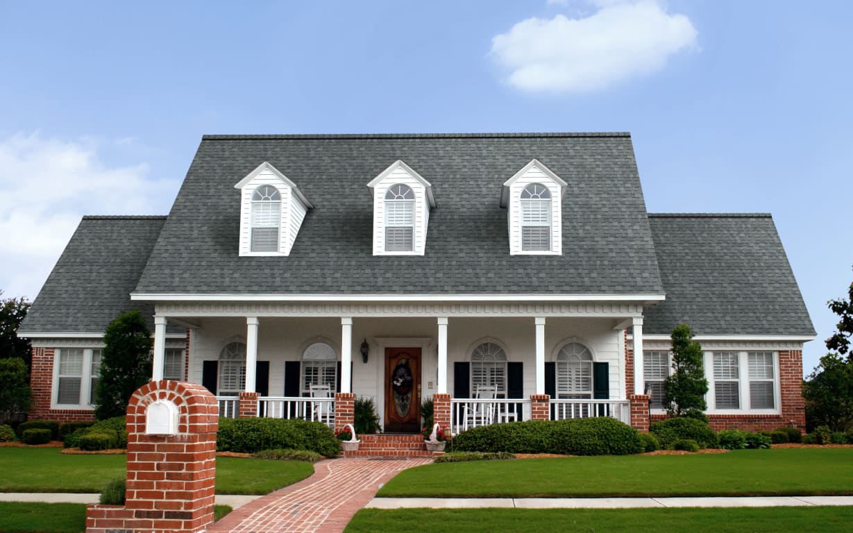 Residência clássica com telha shingle Oakridge Estate Gray